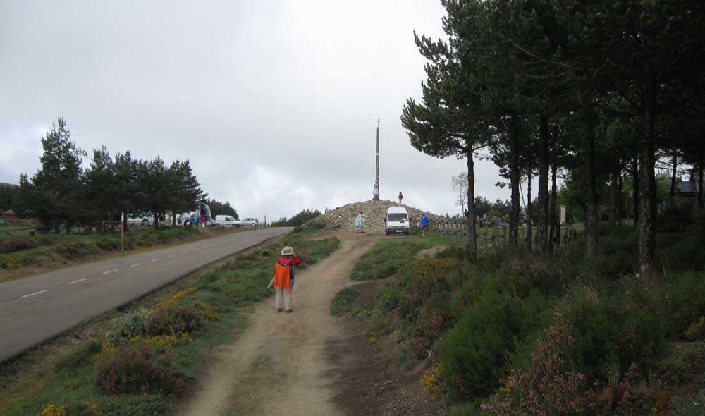 The Cruz de Ferro straight ahead